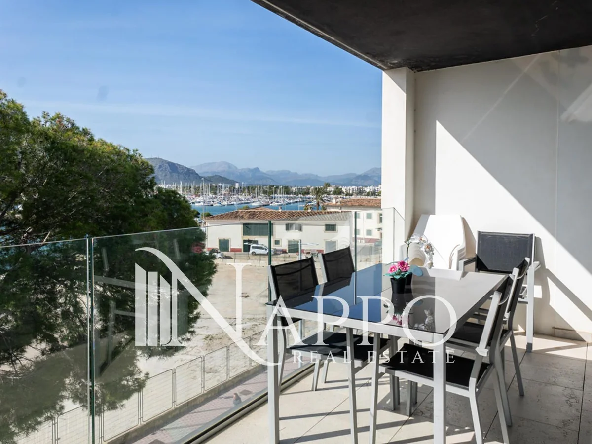 Beautiful duplex with first quality materials and private terrace of 65m2 in Puerto De Alcudia.