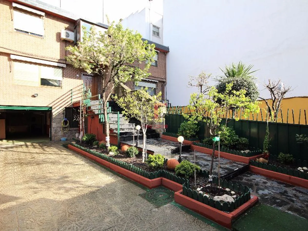 CHALET. MADRID 5 Habitaciones - 330 m²