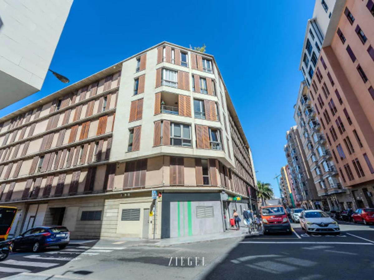 EXCLUSIVA VIVIENDA A POCOS METROS DE LA PLAYA DE LAS CANTERAS